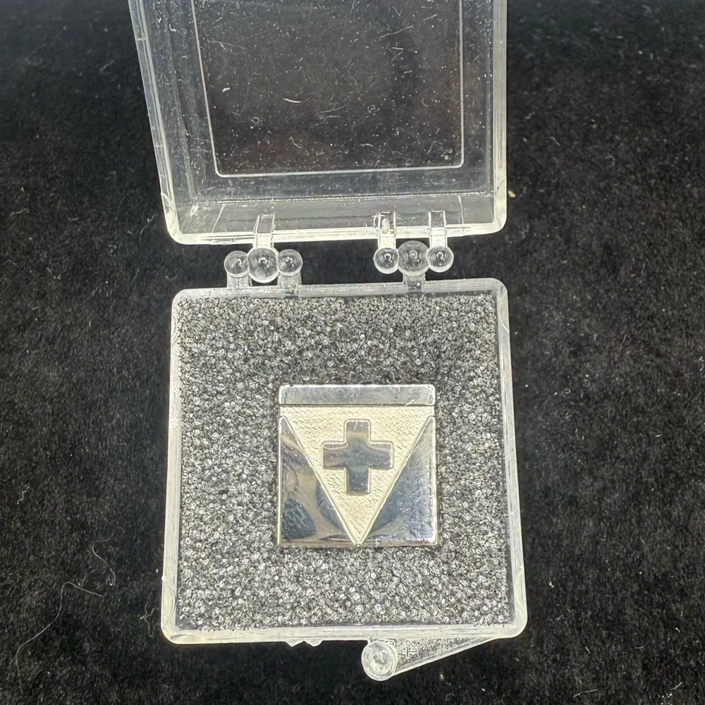 Swiss International Air Lines (SWISS) Logo Lapel Pin NWT
